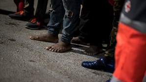 Cerca de 70 migrantes refugiam-se em plataforma de petróleo no Mediterrâneo para chegar à Europa