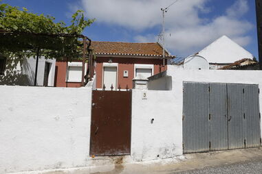 Vítima e homicida viviam nesta casa, onde a violência e discussões eram uma constante. Sexta-feira o dono da moradia matou o genro e barricou-se no interior 