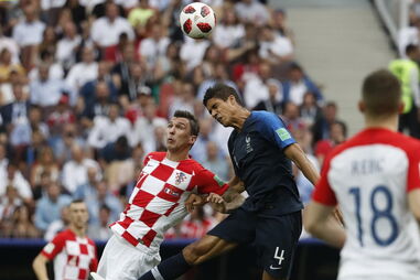 Varane e Mandzukic disputam uma bola na final do Mundial