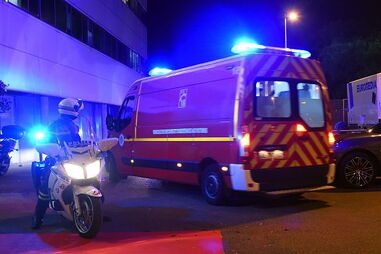 Bombeiros chegaram ao local várias horas após o acidente para remover o carro da piscina
