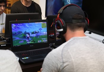 Apple e Google retiram jogo Fortnite das suas lojas de aplicações e Epic  Games riposta com processo - Tecnologia - Correio da Manhã