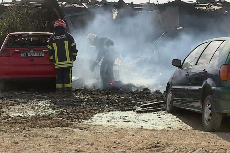 Incendio Deixa 13 Familias Desalojadas E Queima Tres Viaturas Em Loures Portugal Correio Da Manha