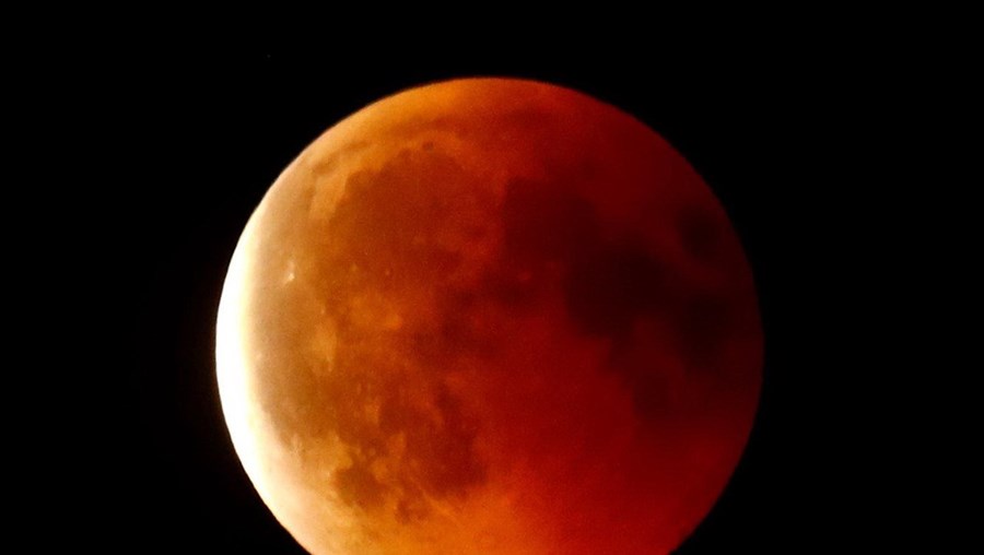 Eclipse lunar visto do céu
