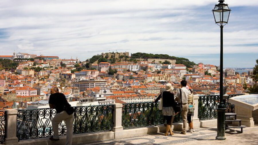 PSP dispersa multidão de 500 pessoas em Miradouro de Lisboa