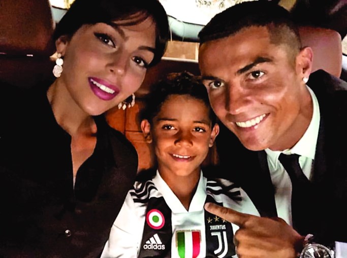 Depois da apresentação de Ronaldo, Georgina partilhou uma foto ao lado do craque e do filho mais velho deste, Cristianinho, de oito anos. “Os homens da minha vida”, escreveu na legenda   