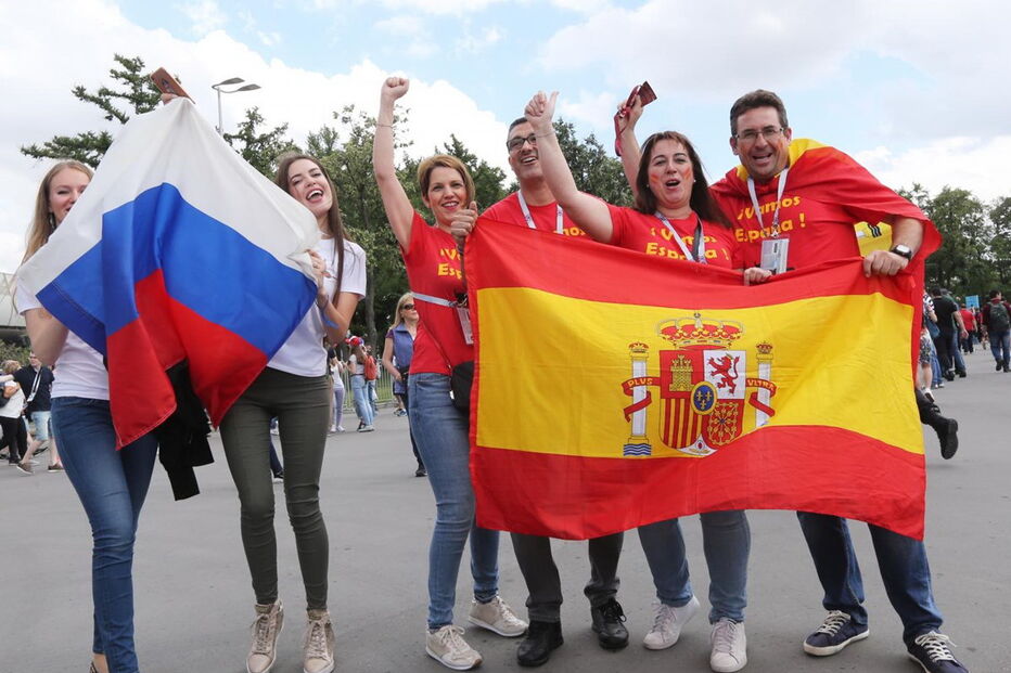 Adeptos da Espanha e da Rússia nas ruas de Moscovo