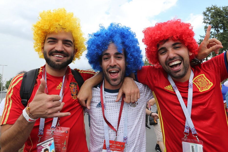 Adeptos da Espanha e da Rússia nas ruas de Moscovo