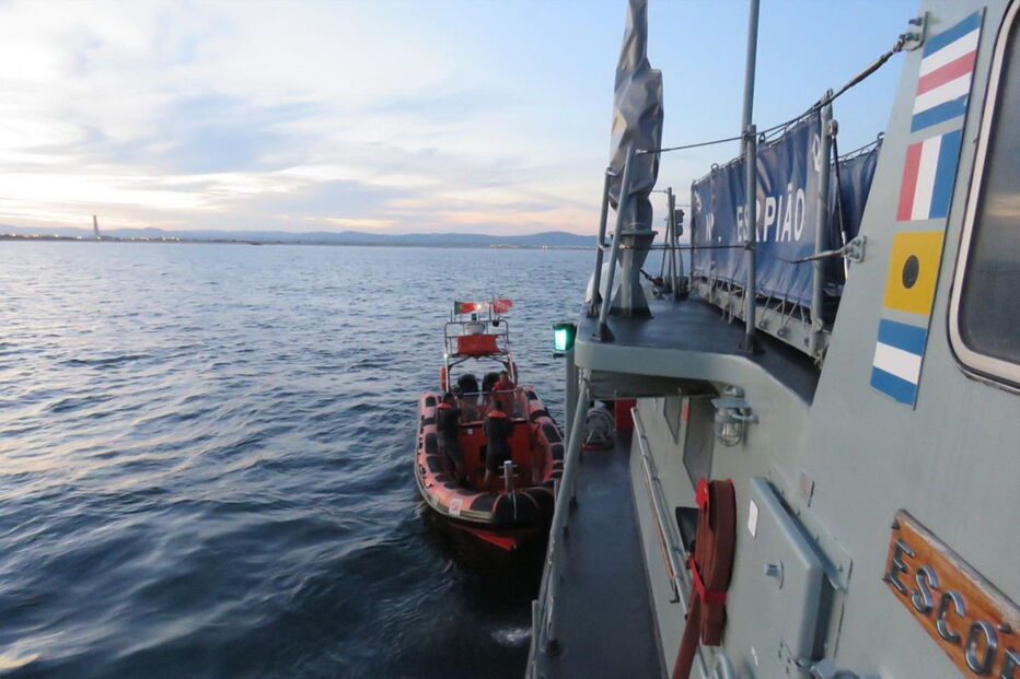 Operação prolongou-se por várias horas, com os tripulantes a ficarem a bordo do veleiro em segurança 