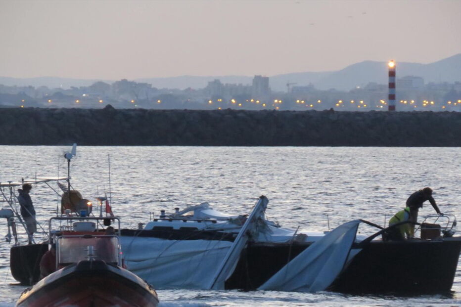Operação prolongou-se por várias horas, com os tripulantes a ficarem a bordo do veleiro em segurança 