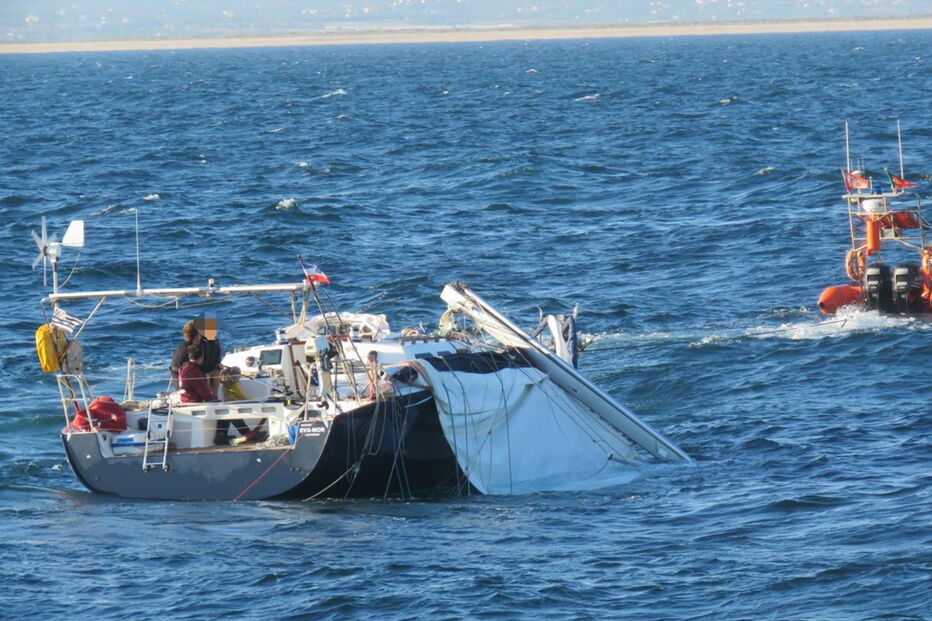 Operação prolongou-se por várias horas, com os tripulantes a ficarem a bordo do veleiro em segurança 