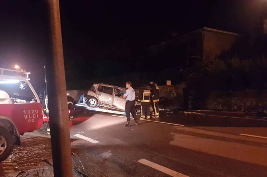 Viatura foi destruída pelo fogo em Marco de Canaveses