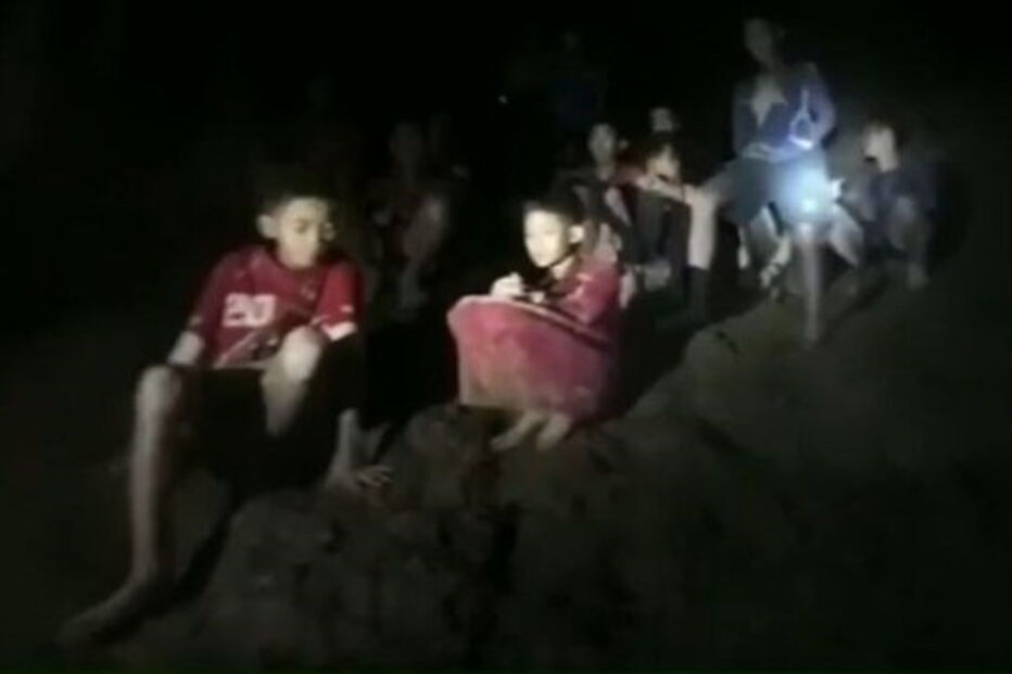 Encontradas com vida crianças desaparecidas em gruta na Tailândia