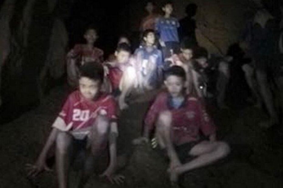 Encontradas com vida crianças desaparecidas em gruta na Tailândia