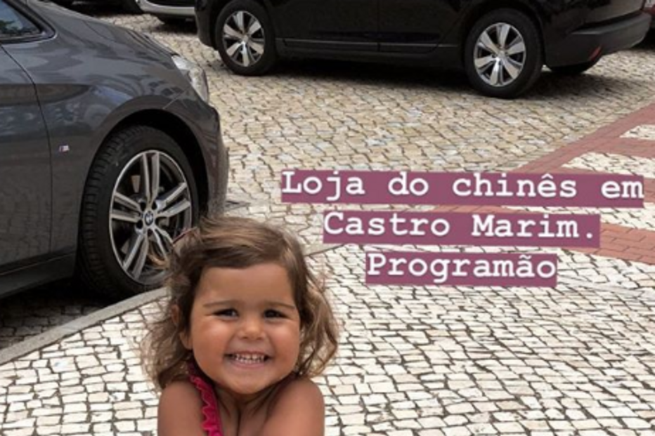 Patrocínio compra brinquedos para as filhas na loja dos chineses