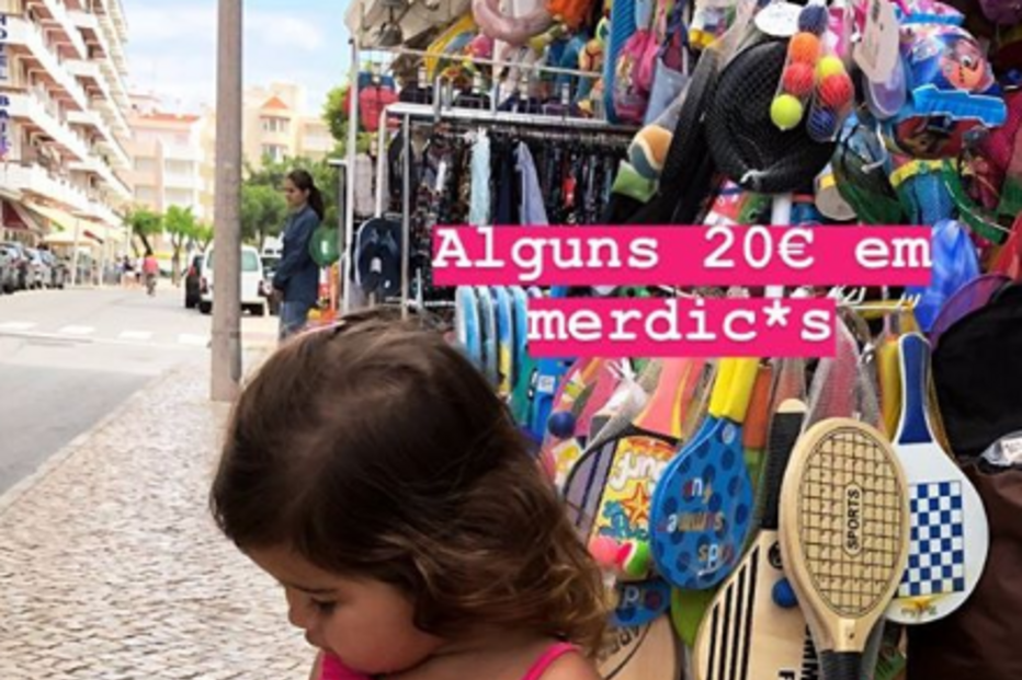 Patrocínio compra brinquedos para as filhas na loja dos chineses