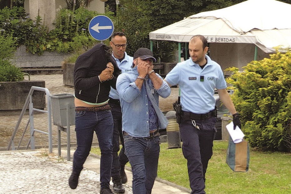 Dois dos nove arguidos a serem levados pela GNR ao Tribunal de Braga 