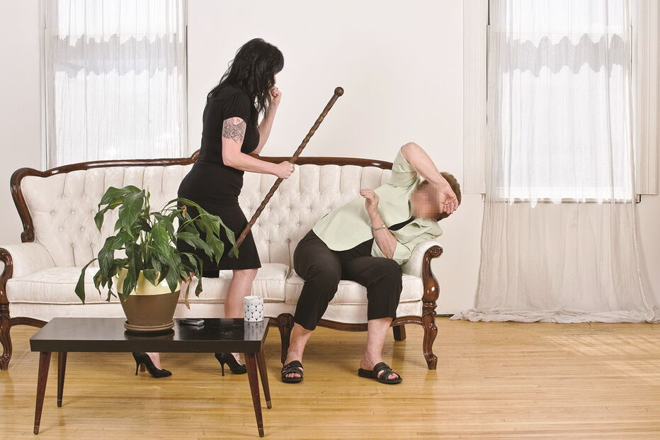 Mulher de 80 anos viveu dois anos de terror. Filha ameaçava-a com violação e dizia que iria incendiar a casa      