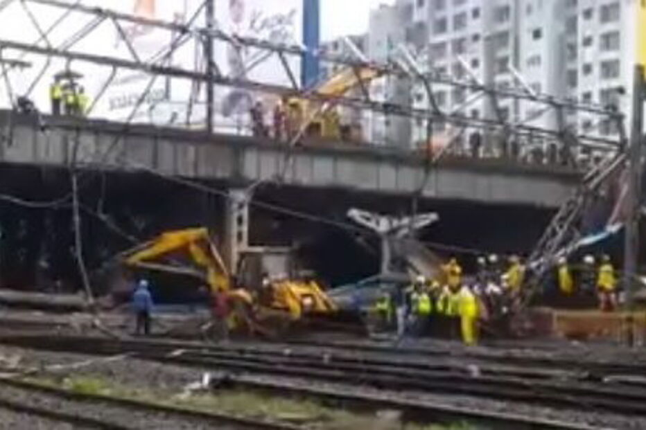 Pelo menos cinco pessoas feridas após colapso parcial de ponte pedestre na Índia