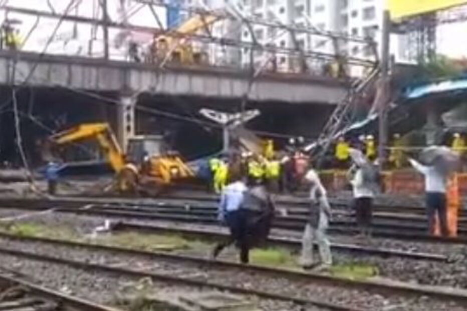 Pelo menos cinco pessoas feridas após colapso parcial de ponte pedestre na Índia