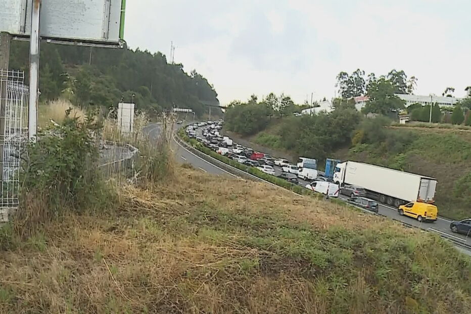 Acidente com camião corta A3 em Braga