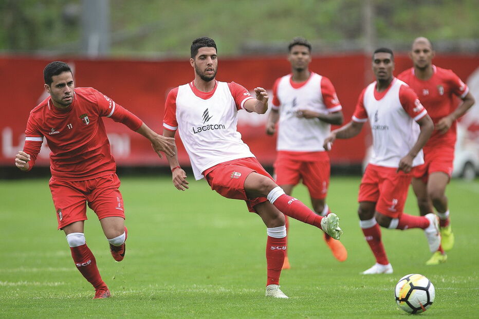 Eduardo e João Novais, dois dos reforços da equipa do Sp. Braga, no treino de ontem