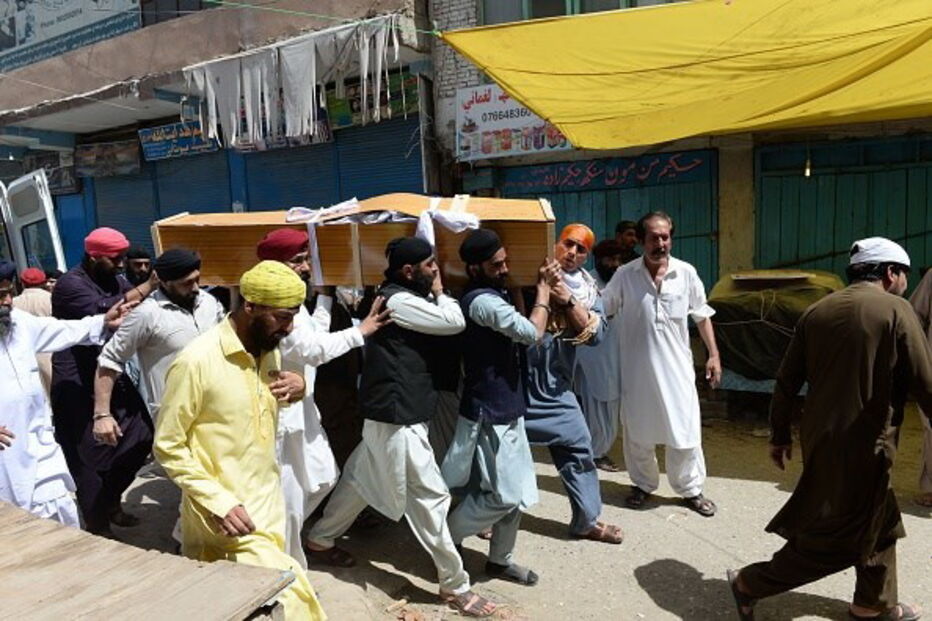 Após o ataque, afegãos despedem-se dos mortos 