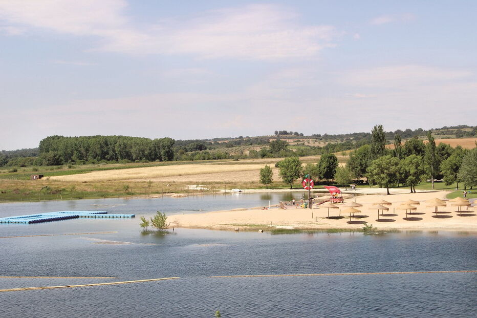 A albufeira do Azibo tem duas praias fluviais, Ribeira e Fraga da Pegada, onde ondeia a Bandeira Azul 