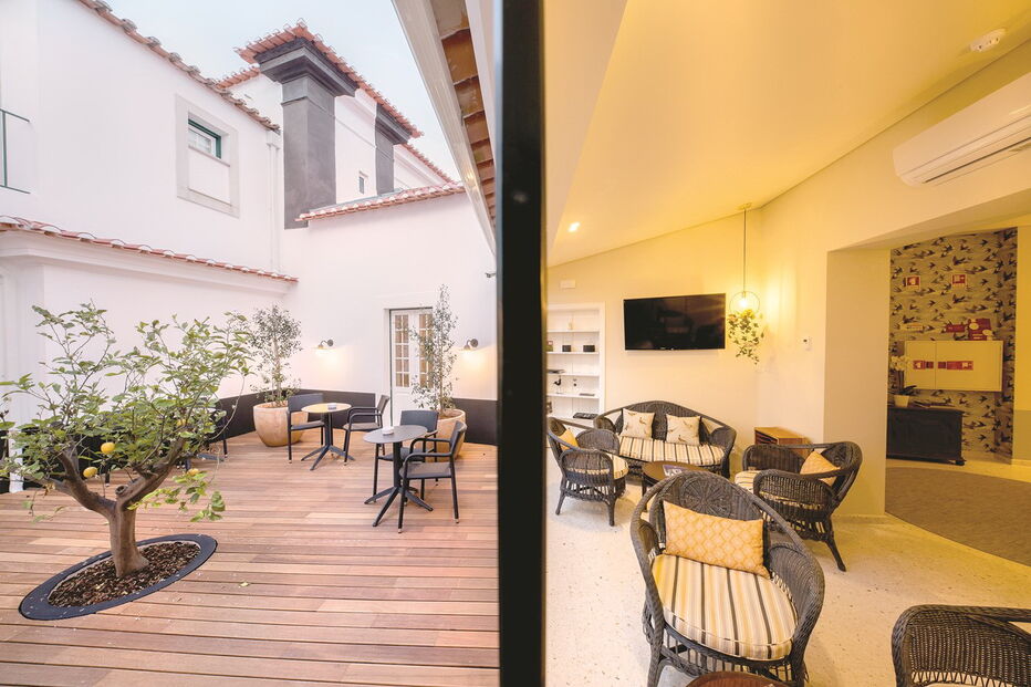 Pátio interior para refeições e lazer é um dos ex-líbris desta pousada