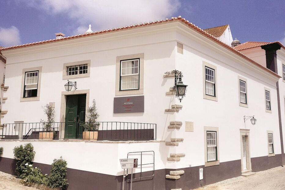 Situa-se no antigo Hospital da Misericórdia, monumento nacional que foi restaurado    