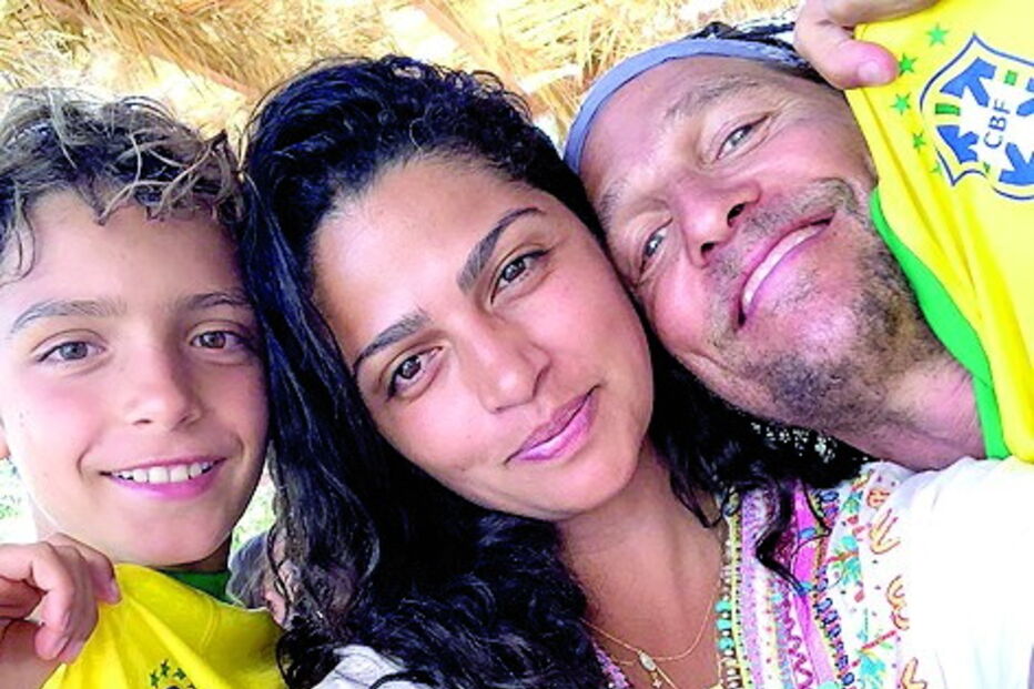 Camila Alves torce pelo país natal ao lado do marido, o ator Matthew McConaughey, e do filho