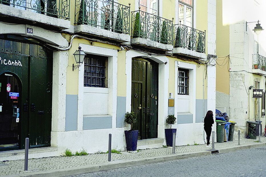 Rainha da pop escolheu rua das Janelas Verdes para viver
