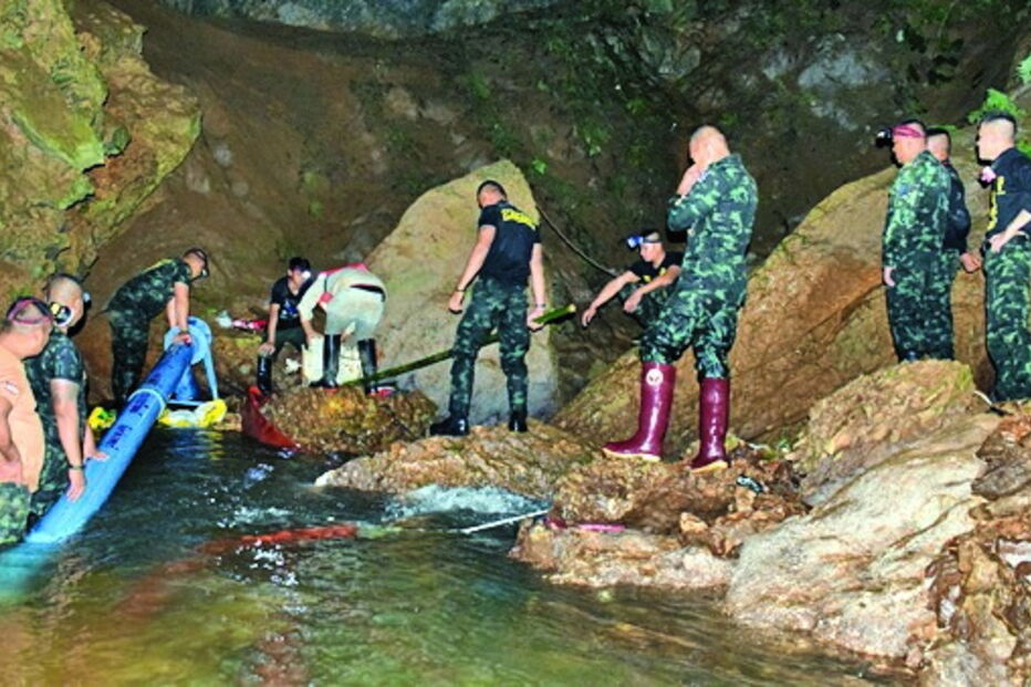 Autoridades estão a bombear água da gruta, mas a chuva complica a tarefa