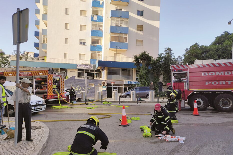 Incêndio obriga a retirar pessoas de prédio em Portimão