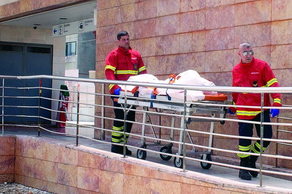 Homem foi retirado pelos Bombeiros