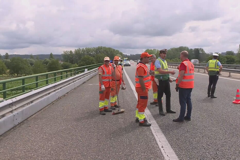 Choque com autocarro e veículo de transportes na A1 faz um ferido