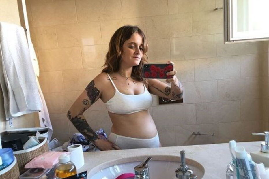 Carolina Deslandes grávida publica foto em lingerie