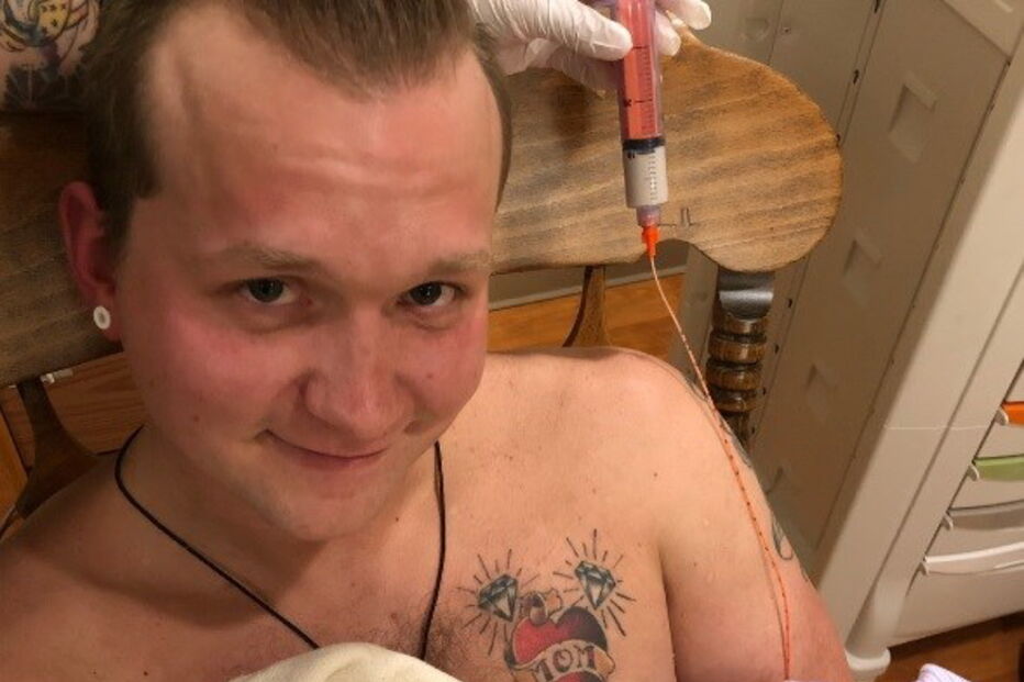 Pai ajuda mulher com problemas de saúde e amamenta filha bebé 