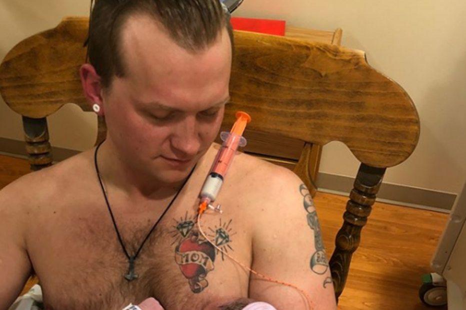 Pai ajuda mulher com problemas de saúde e amamenta filha bebé 