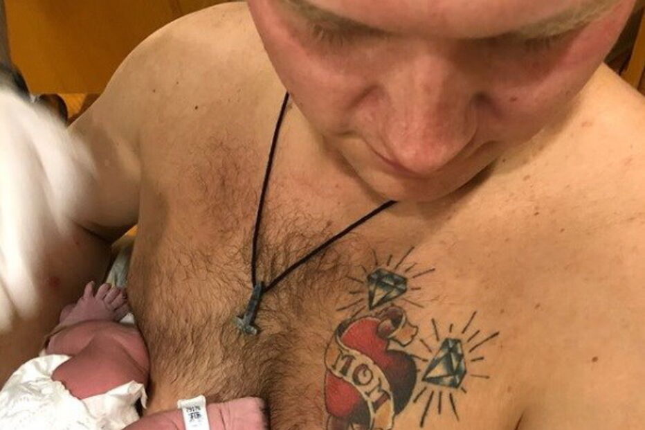 Pai ajuda mulher com problemas de saúde e amamenta filha bebé 