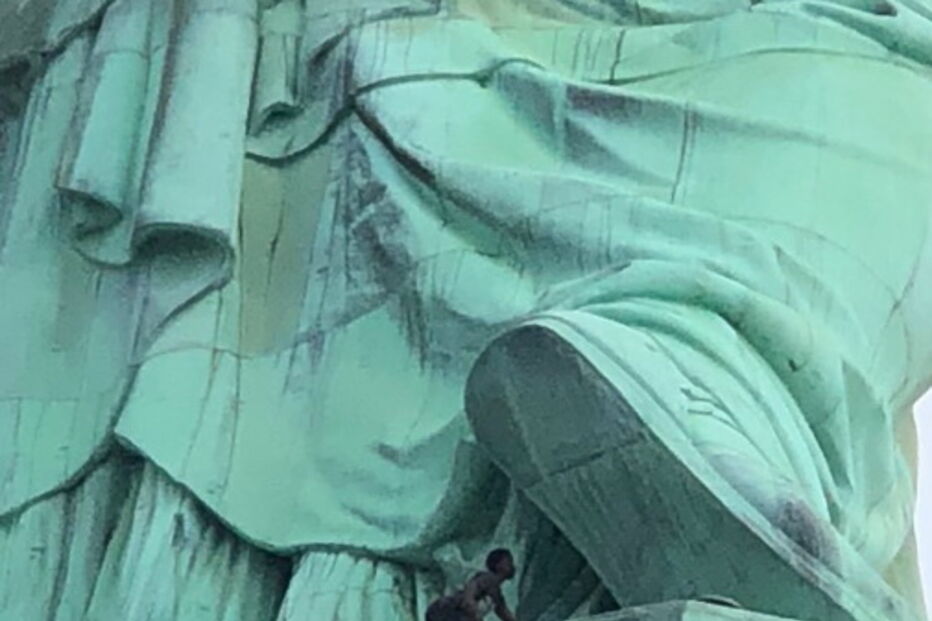Mulher escala Estátua da Liberdade e causa pânico em Nova Iorque