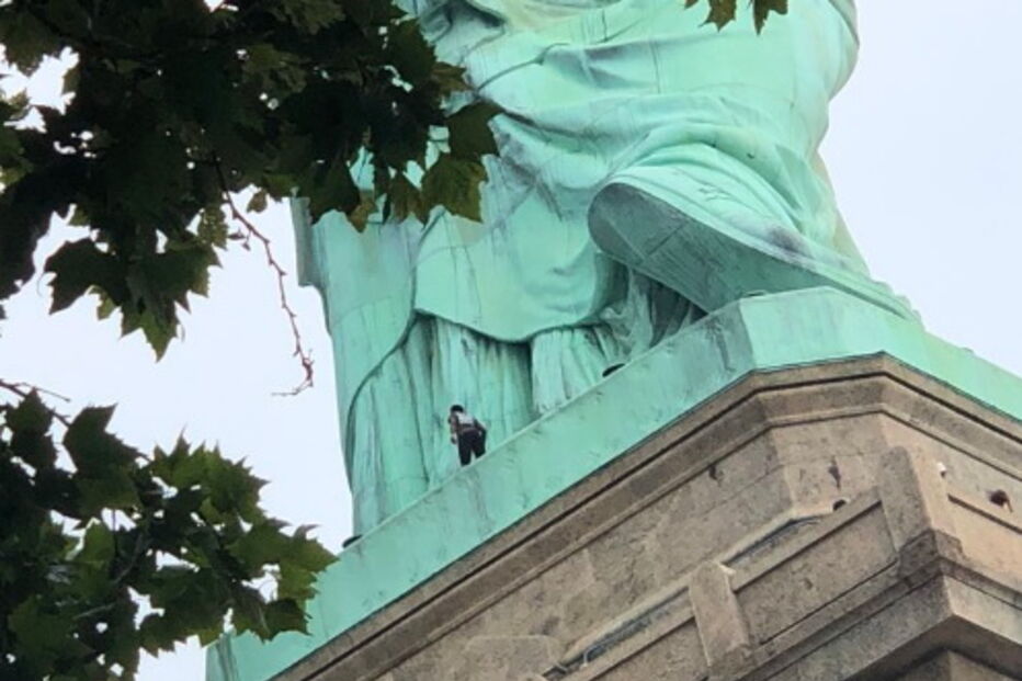 Mulher escala Estátua da Liberdade e causa pânico em Nova Iorque