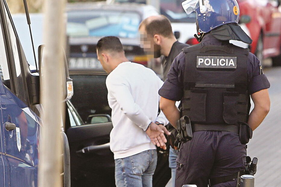 Polícia fez buscas em quatro distritos