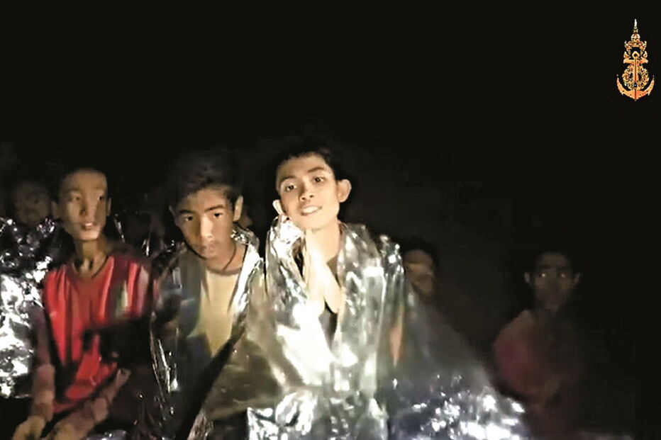 Treino de mergulho para tirar os jovens de gruta antes de nova inundação 