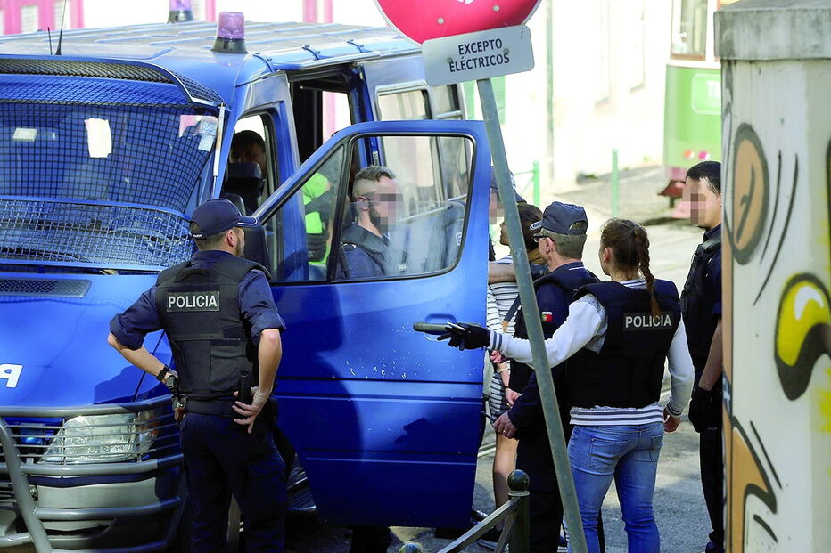 Casal de carteiristas apanhado em flagrante