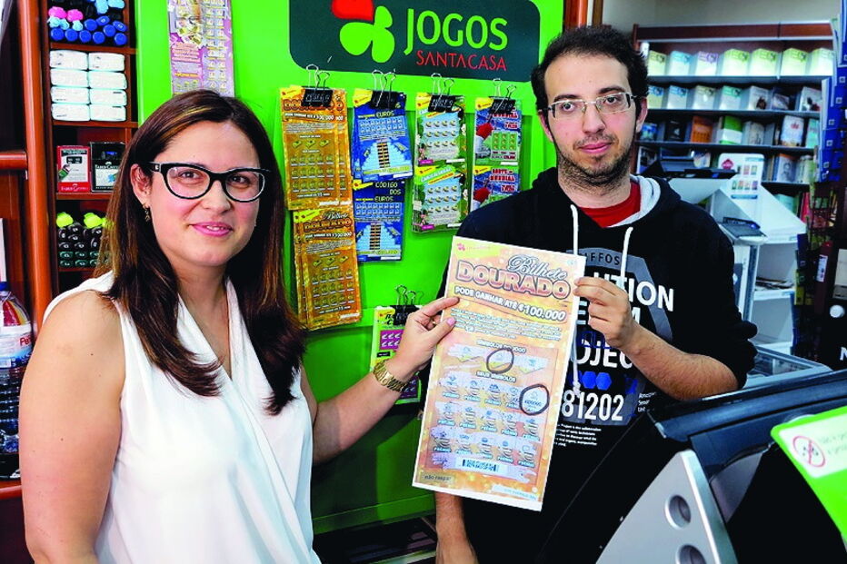 Funcionários mostram prémio 