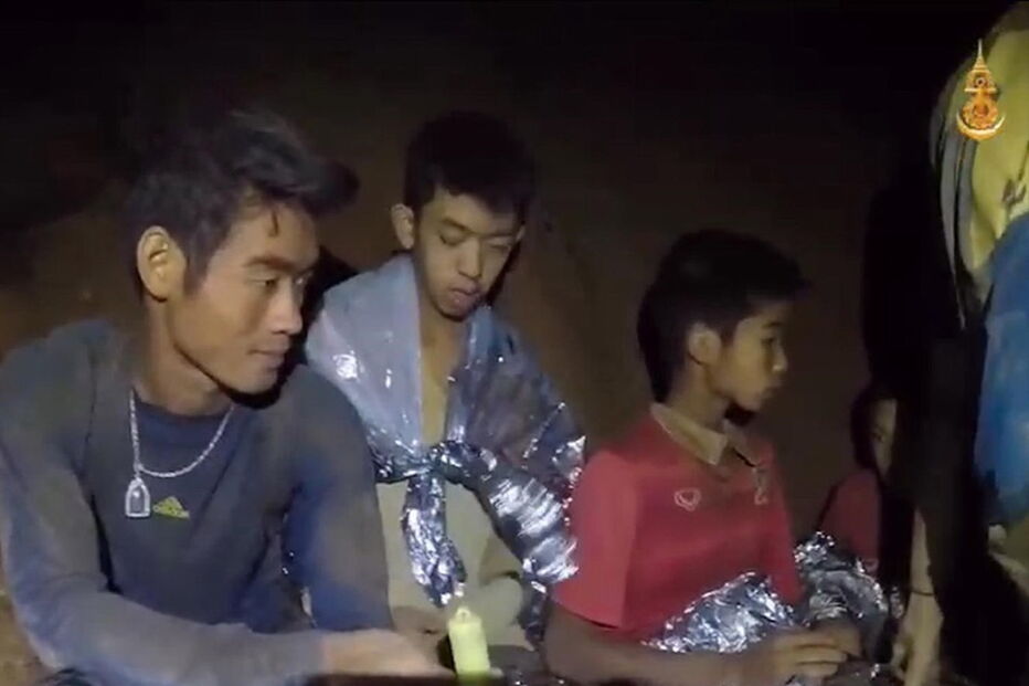 Jovens presos em gruta da Tailândia