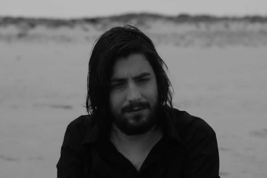 Salvador Sobral no video de 'Cerca del Mar'