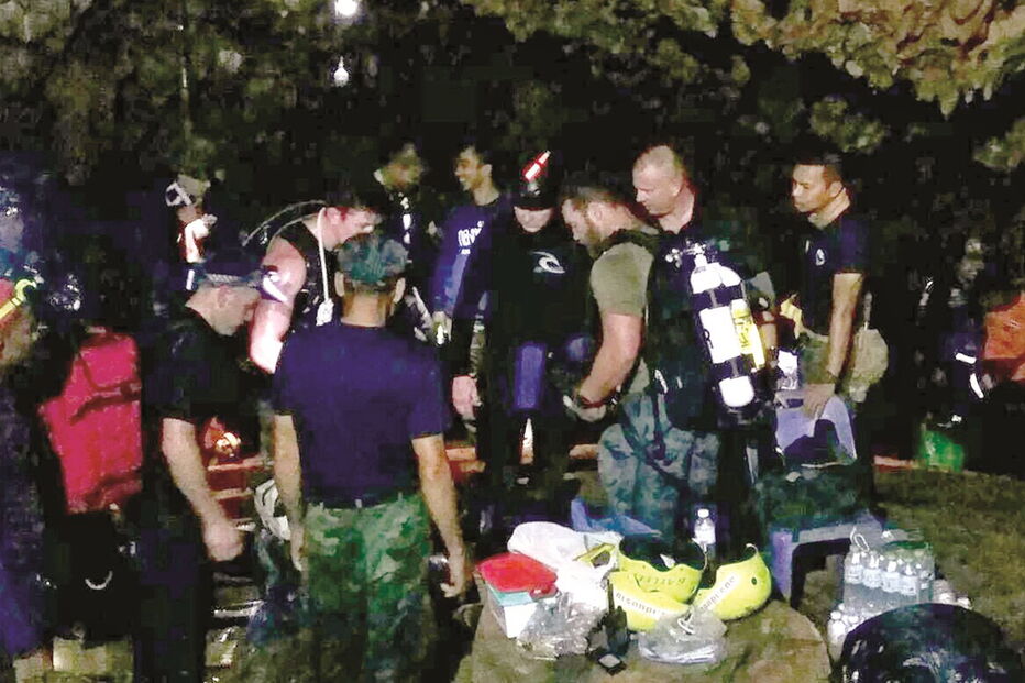 Operações de resgate de crianças retiras em gruta na Tailândia