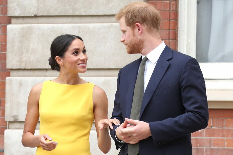 Meghan Markle atrai as atenções ao surgir com vestido amarelo