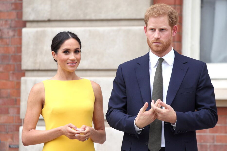 Meghan Markle atrai as atenções ao surgir com vestido amarelo